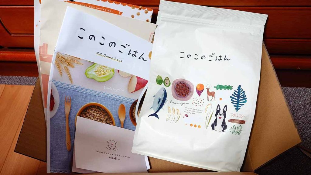 開封された段ボールの中に入っている「このこのごはん」のパッケージと同梱の冊子