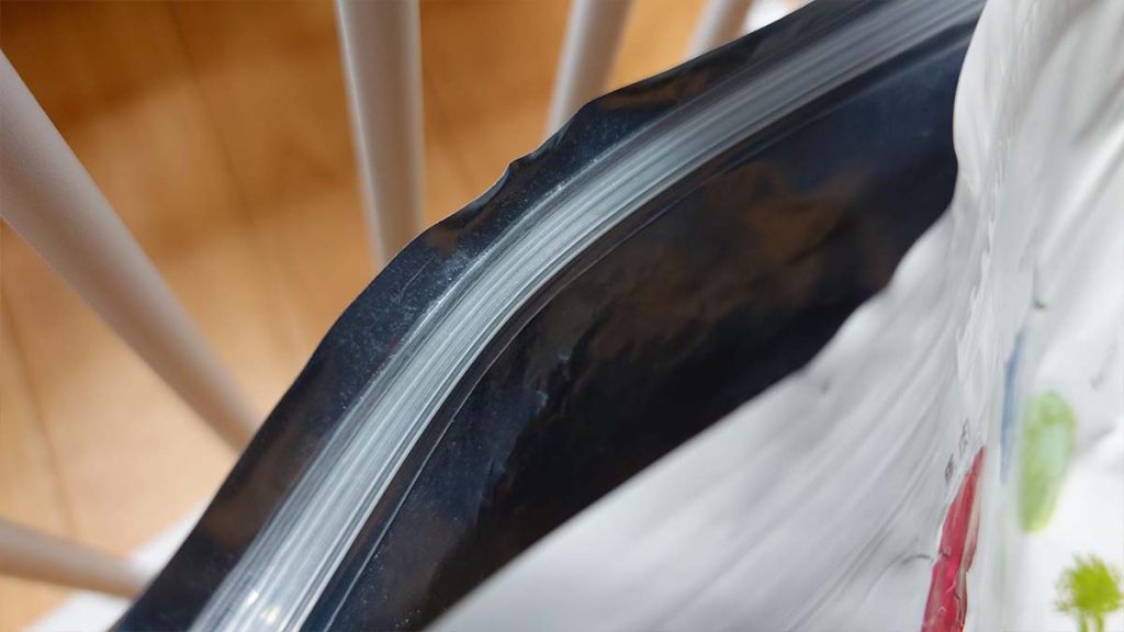 「このこのごはん」パッケージの、太めで溝がしっかりしたジップ部分のアップ